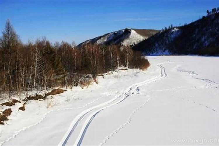 梦见赤脚在雪地走