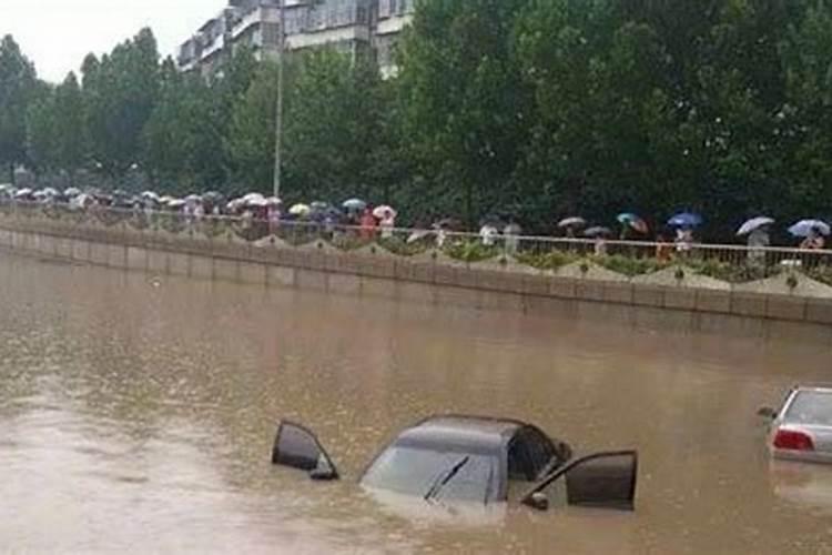 梦见洪水淹没道路但顺利通过桥