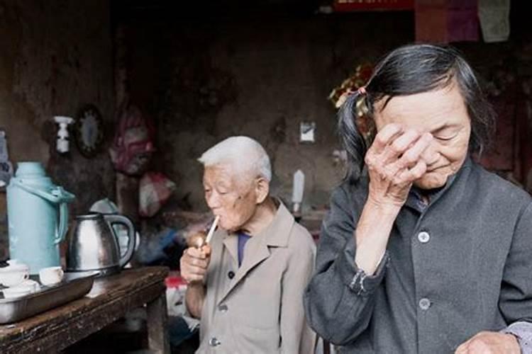 梦见活着的人跟死去的人一起吃饭