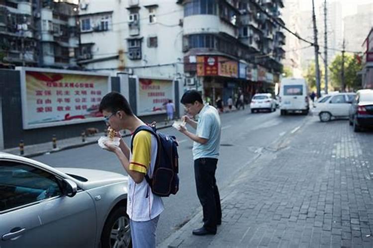 梦见自己在路上边走边吃饭