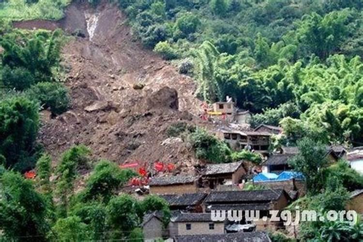 梦见洪水泛滥山石滑坡逃生成功