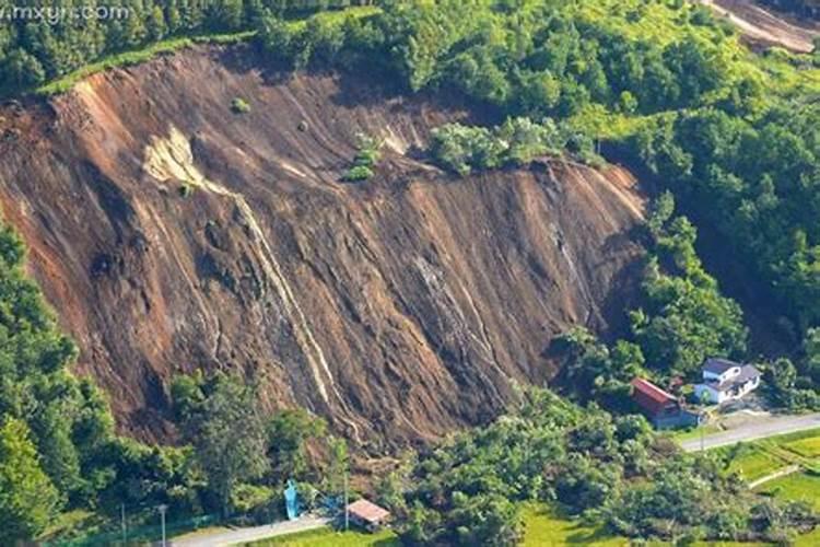 梦见洪水泛滥山石滑坡逃生成功