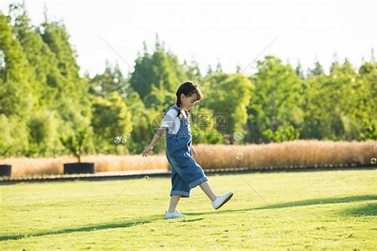 梦见特别漂亮的小女孩和我玩耍